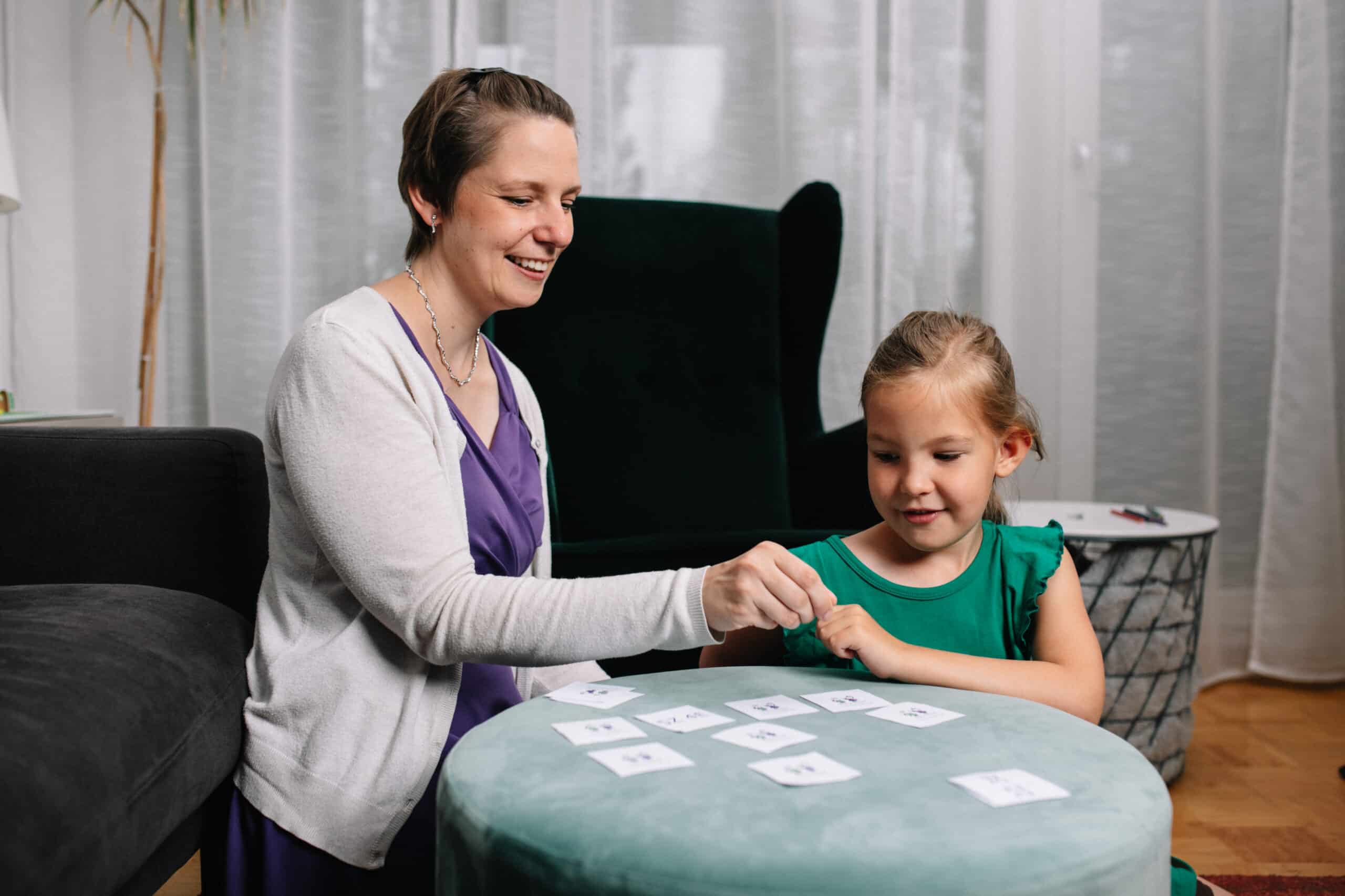 2505 | Mama und Tochter beim Memory Mama und Kind spielen Memory