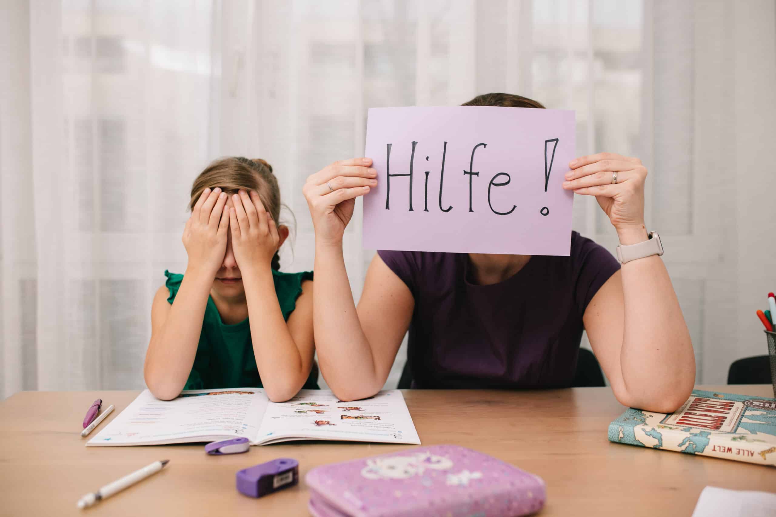 Bild von Mutter mit Kind beim Lernen
