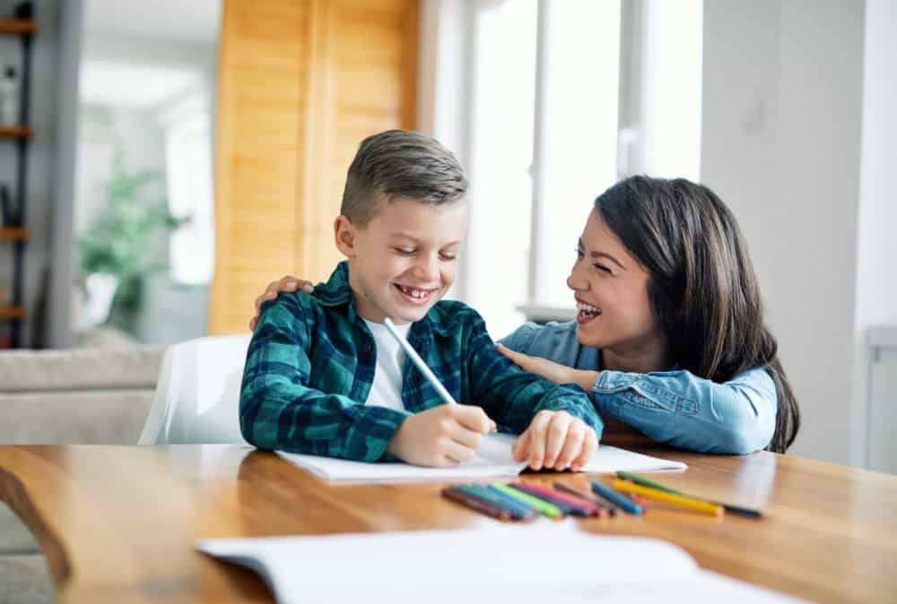 Mama mit Kind bei den Schularbeiten Mama mit Kind bei den Schularbeiten